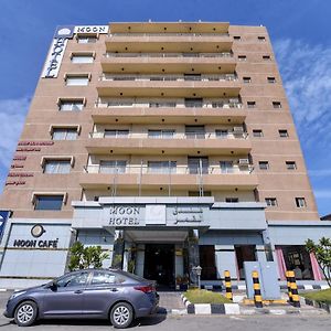 Oyo 411 Moon Hotel